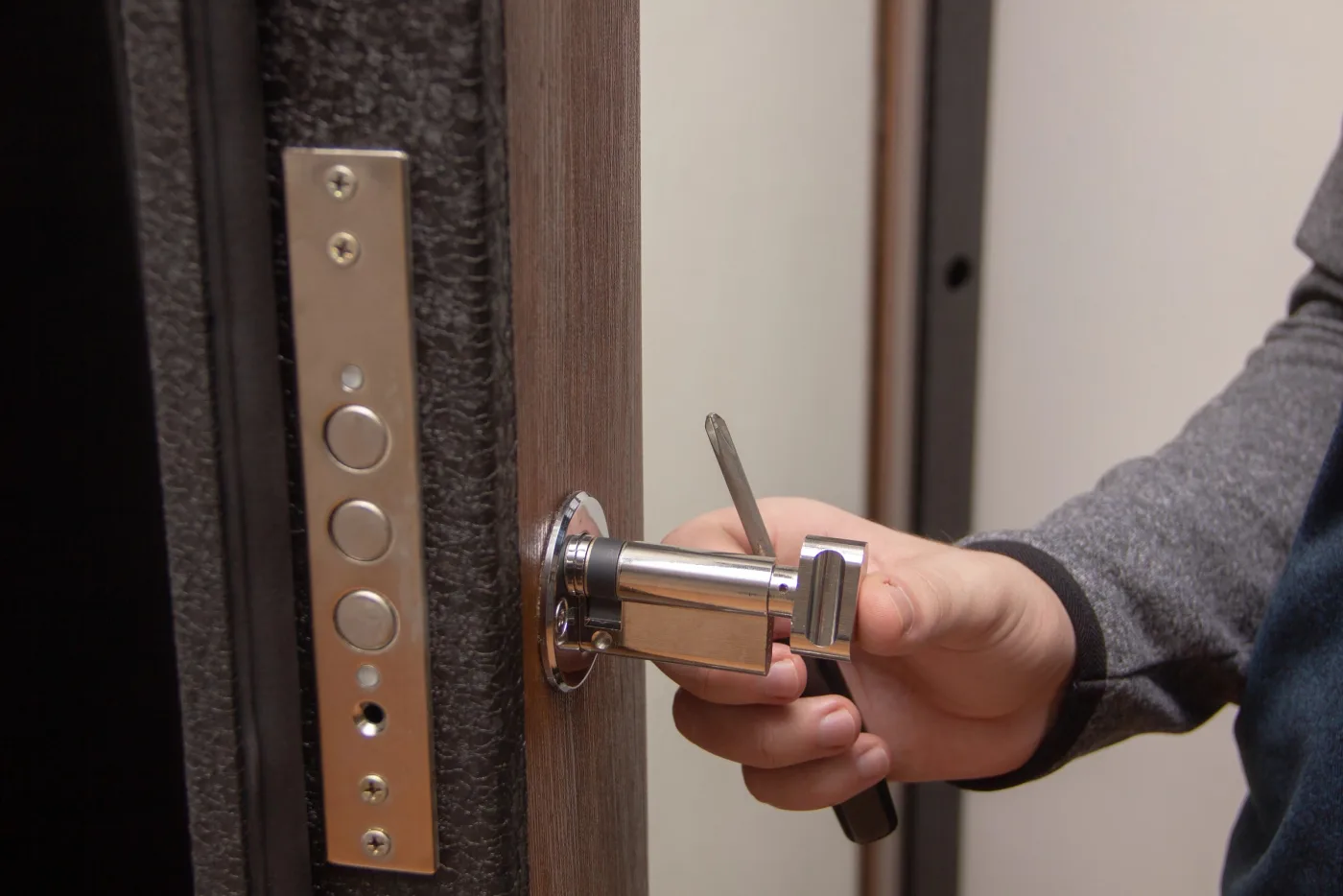 Pose d'un cylindre à clé protégée sur une porte d'entrée dans le Quartier Latin, Paris 5e
